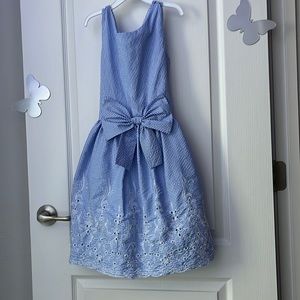 This color is plaid blue and white. The ends have a white design.